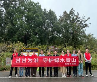 党旗迎国庆 志愿护青山